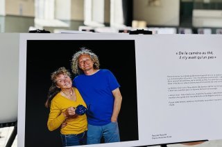 Pascale Rocard avec son mari Pierre-Antoine Hiroz ont choisi une théière touarègue : le thé les avait réunis quand ils se sont connus